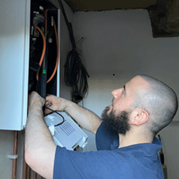 24/7 emergency plumber at work